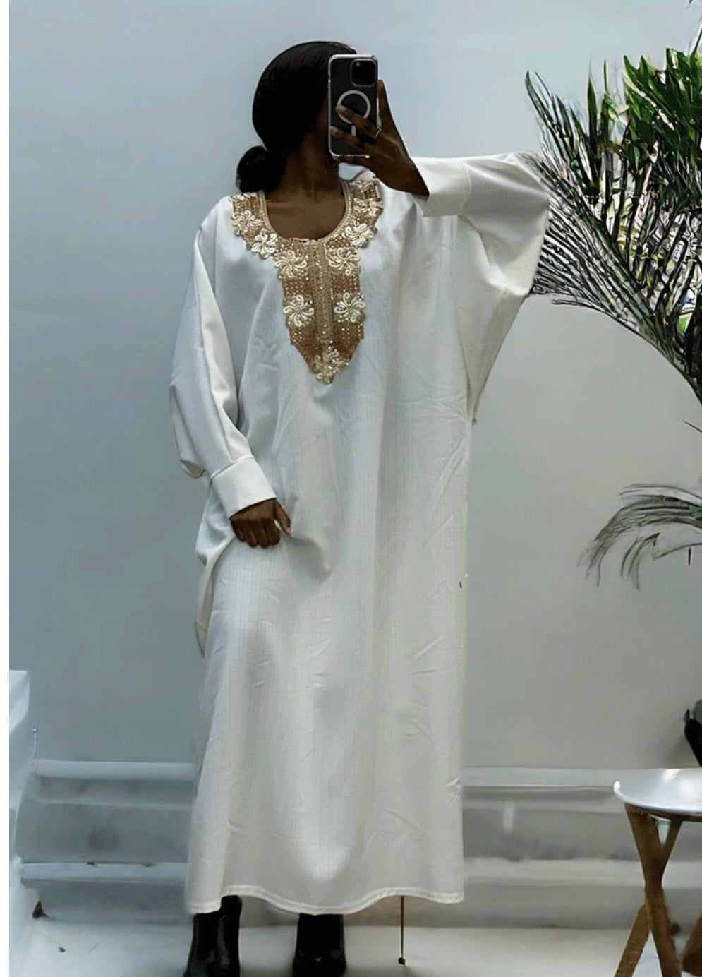 Abaya avec une jolie coupe ample et de la broderie à l’avant