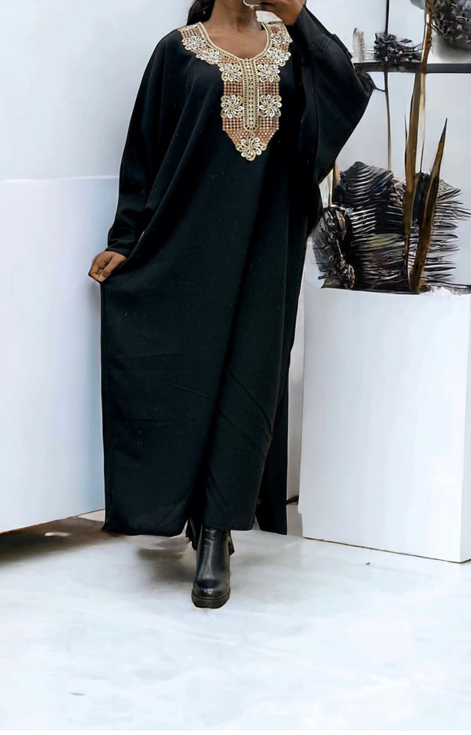 Abaya avec une jolie coupe ample et de la broderie à l’avant