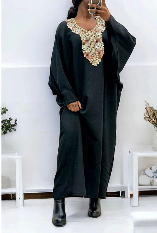 Abaya avec une jolie coupe ample et de la broderie à l’avant